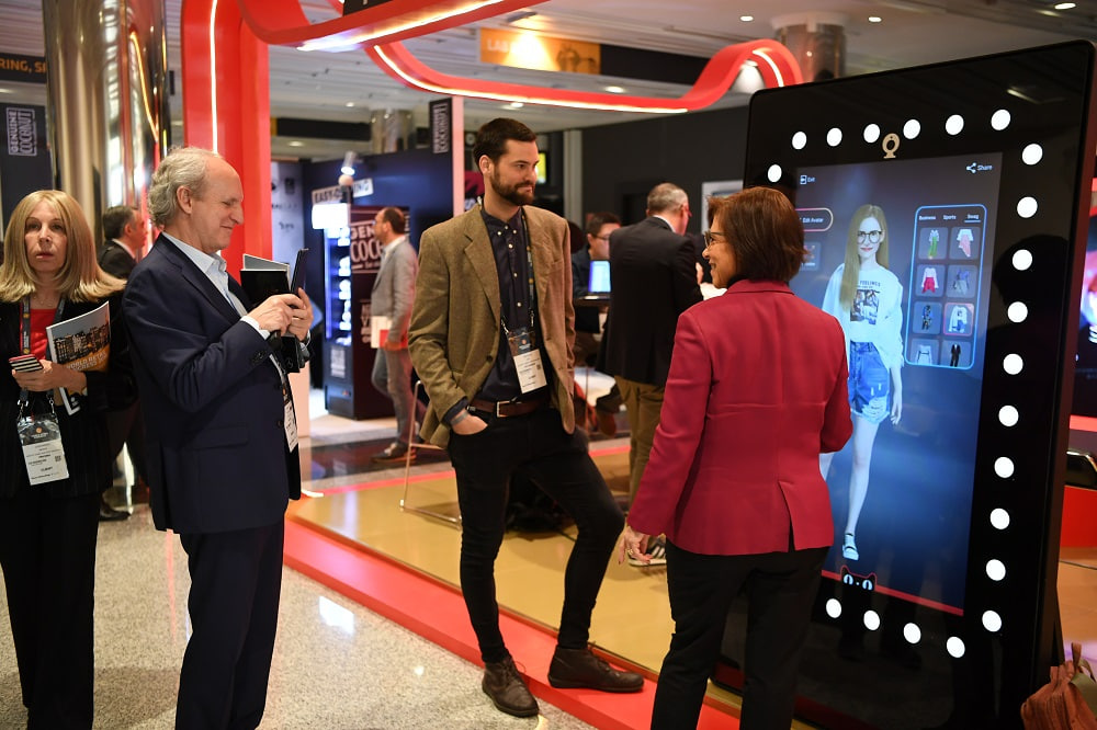 在世界零售大会上，天猫展示了智能试衣魔镜，可以让消费者以虚拟的方式试衣。.jpg